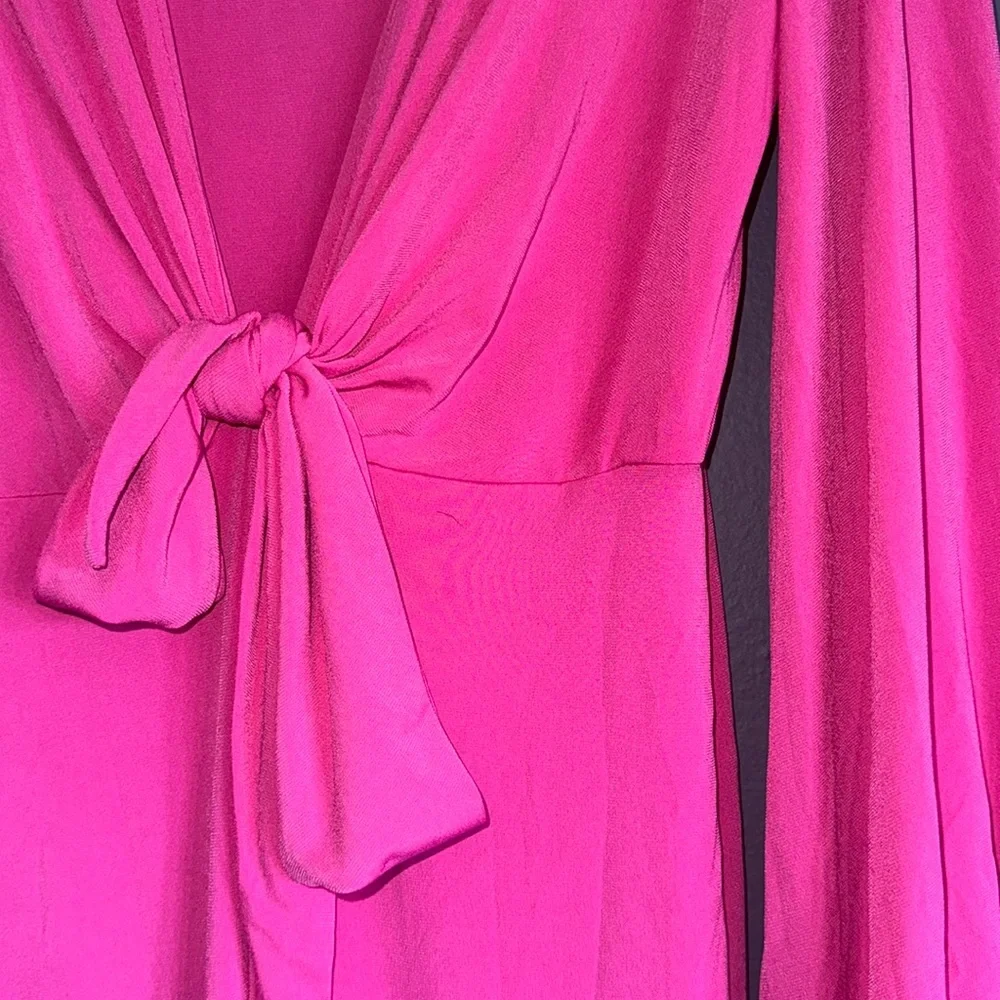 ASOS DESIGN GLAM PLUNGE TIE FRONT JUMPSUIT IN SLINKY IN BRIGHT PINK SIZE 6 - Picture 4 of 6